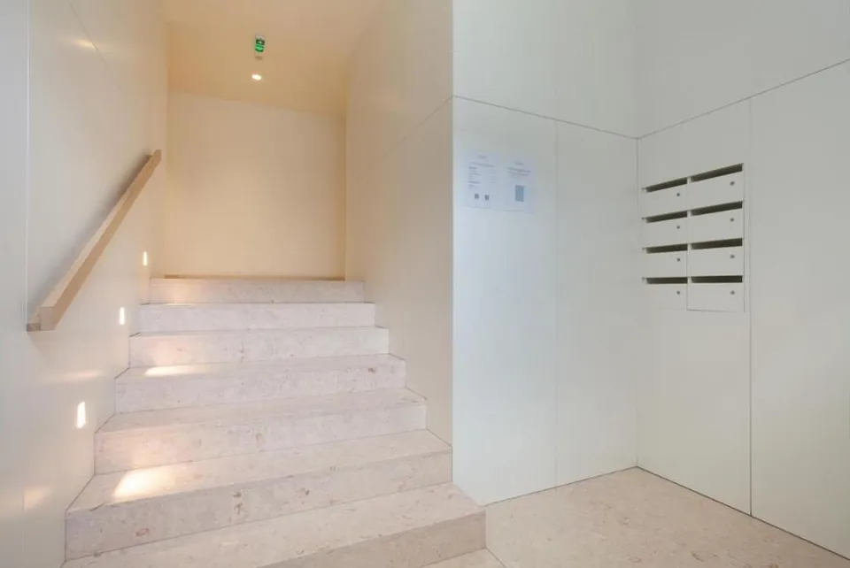 Escadas e caixas de correio de um prédio em Lisboa